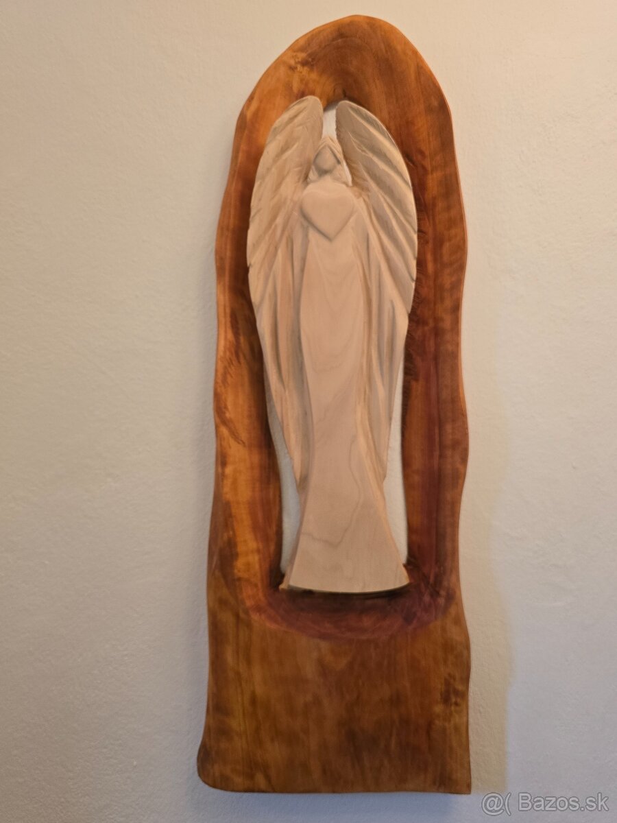 Drevená socha anjela
