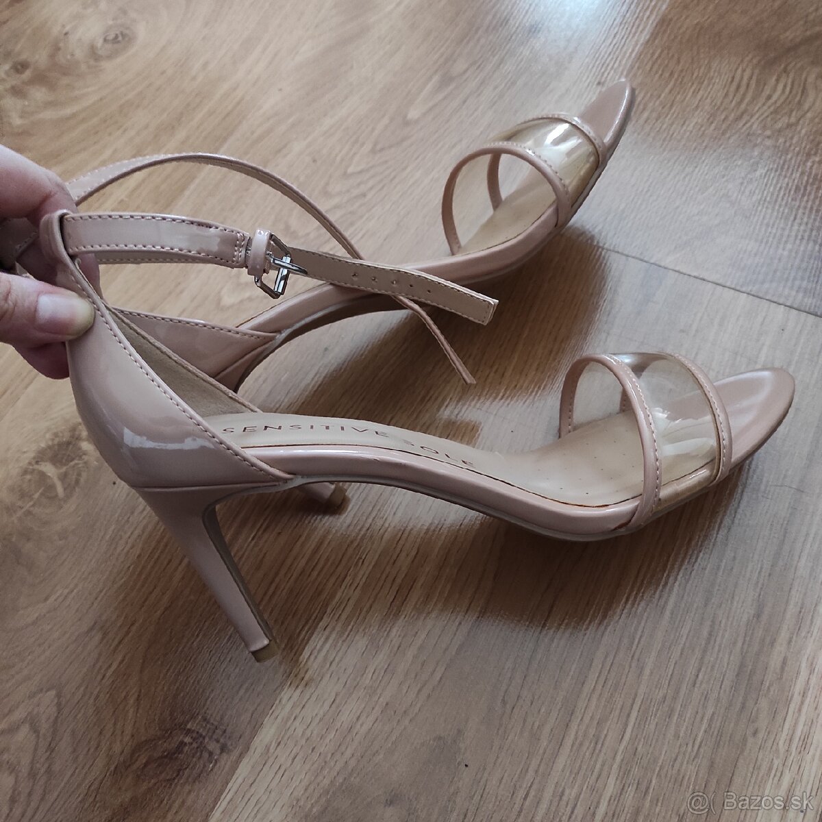 Béžové sandále na opätku