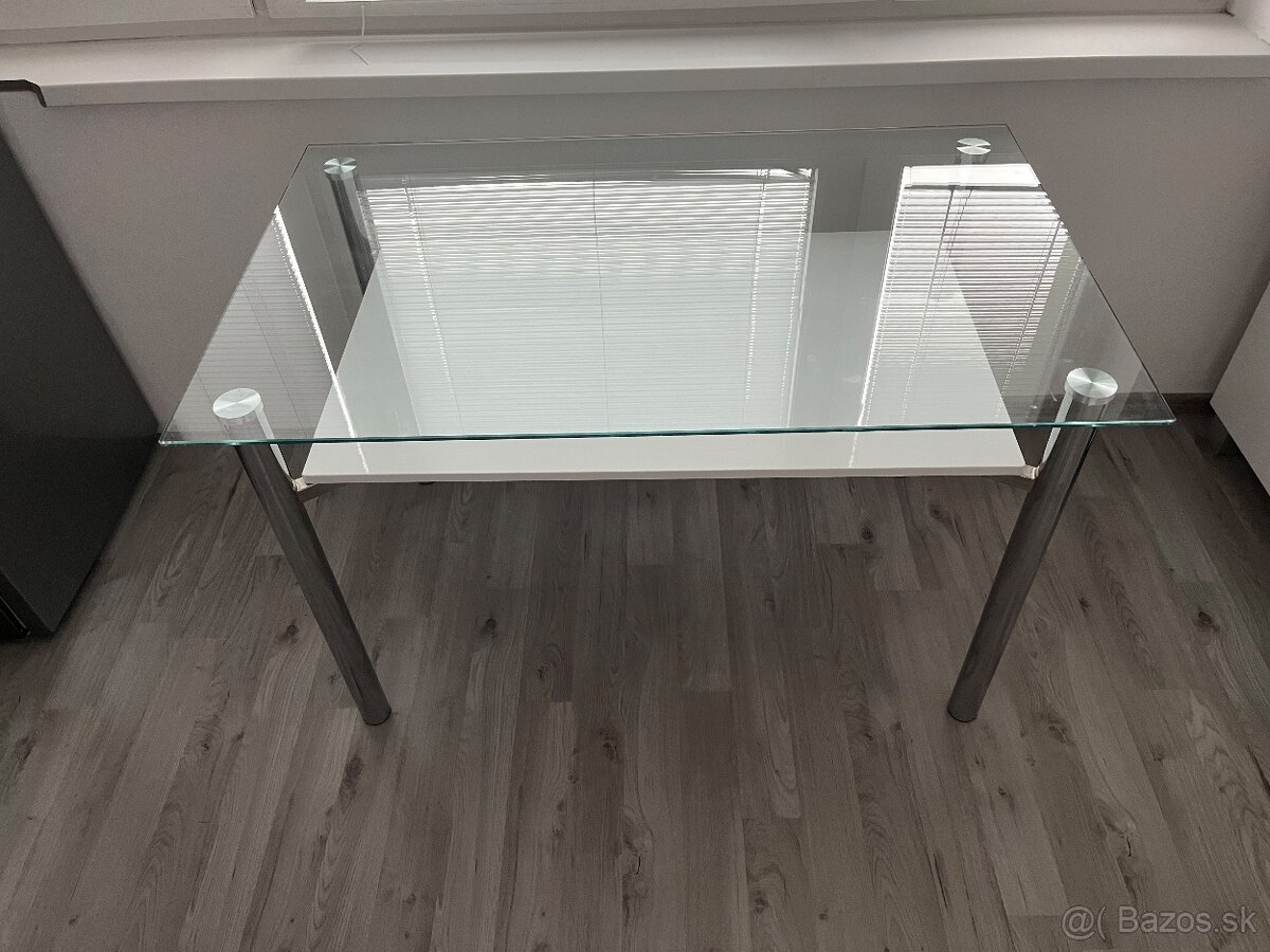 Sklenený stol