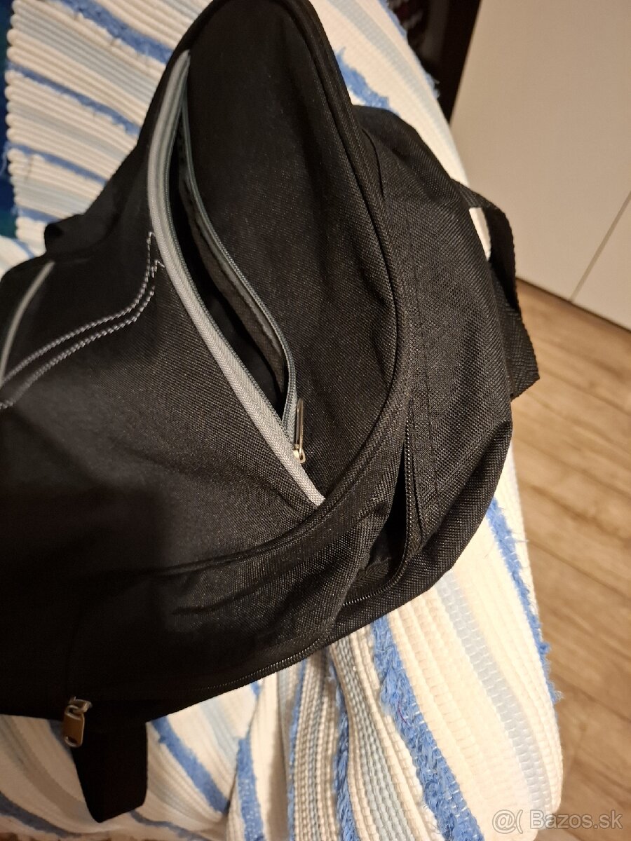 Ruksak čiernej farby