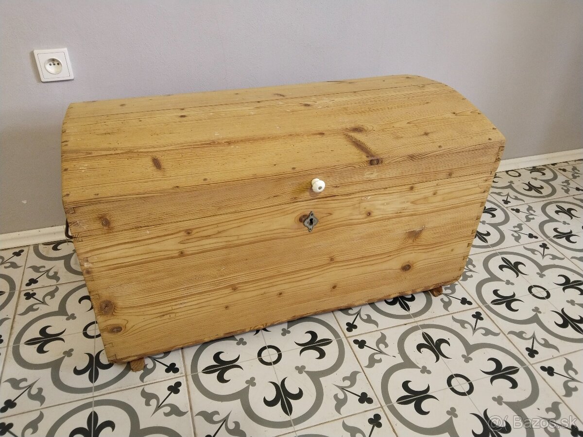 Starý, velký, dřevěný kufr, truhla po renovaci 2