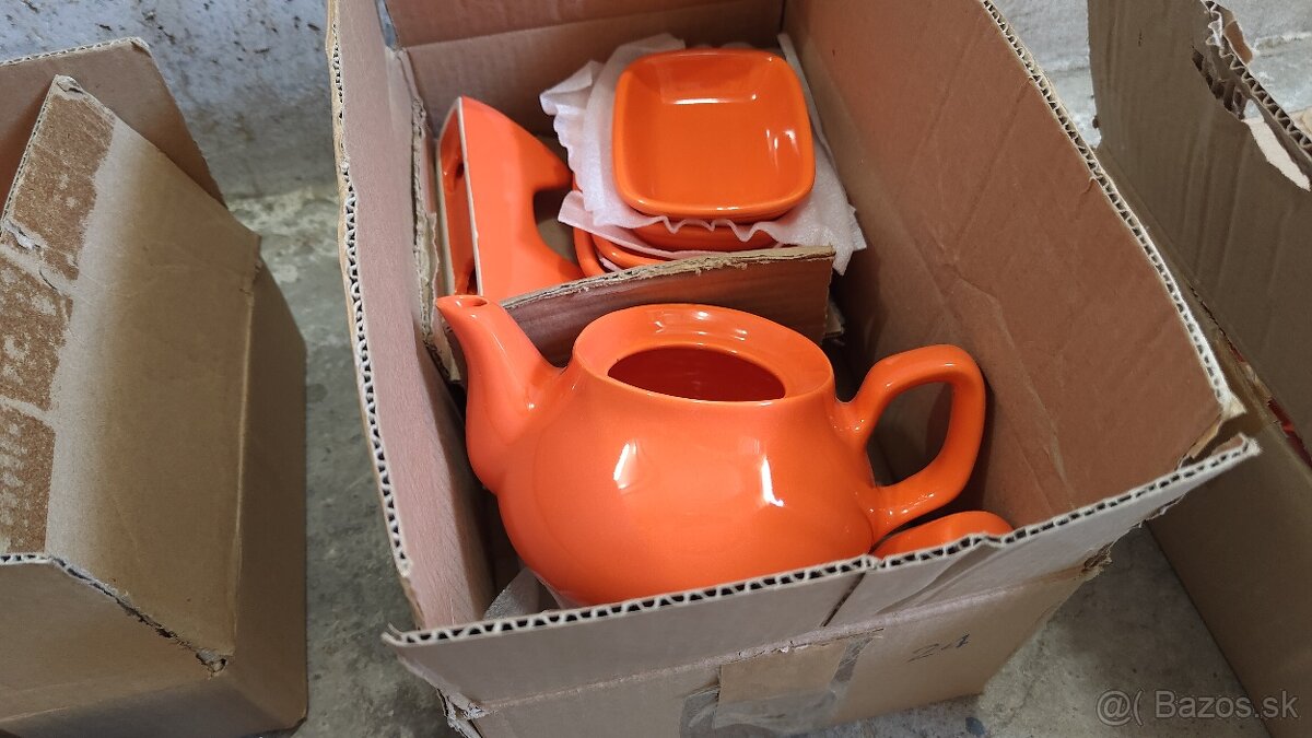 Sada riadov, čajník, hrnček, tanier