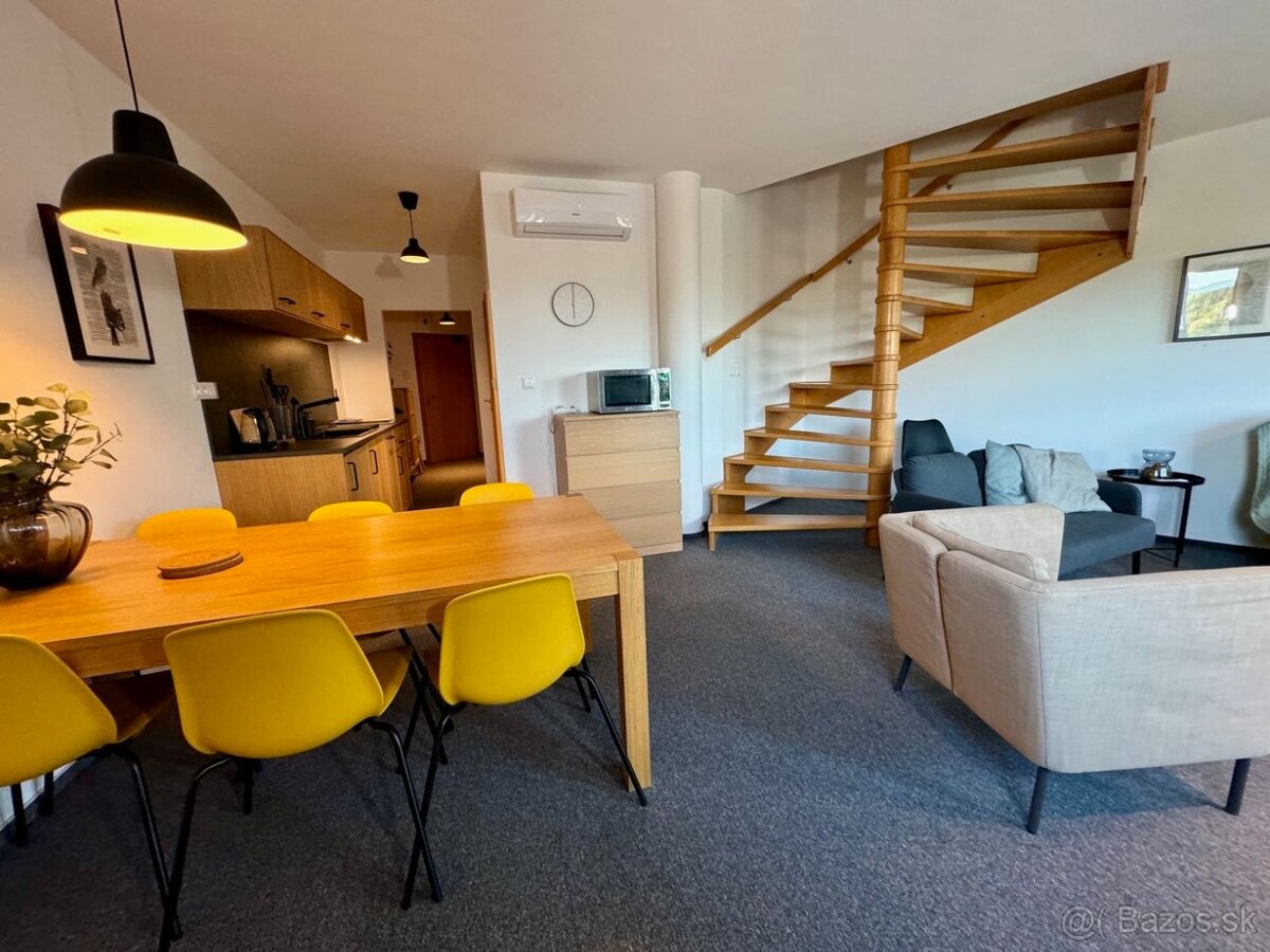 Veľkometrážny 3-izbový mezonetový apartmán v Bešeňovej