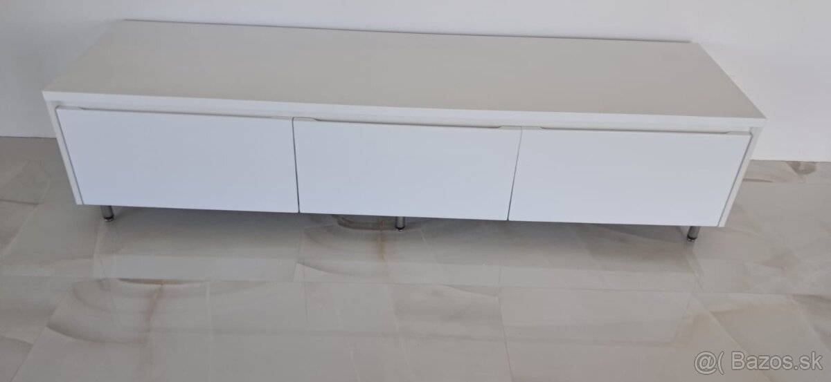 Skrinka pod tv