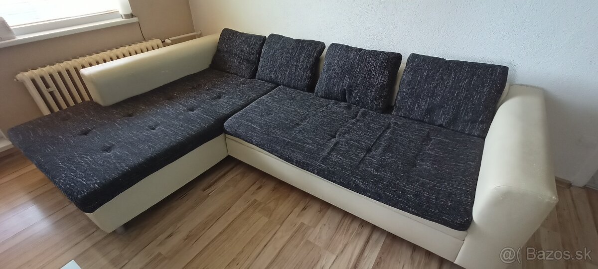 Veľký rohový gauč s vankúšmi