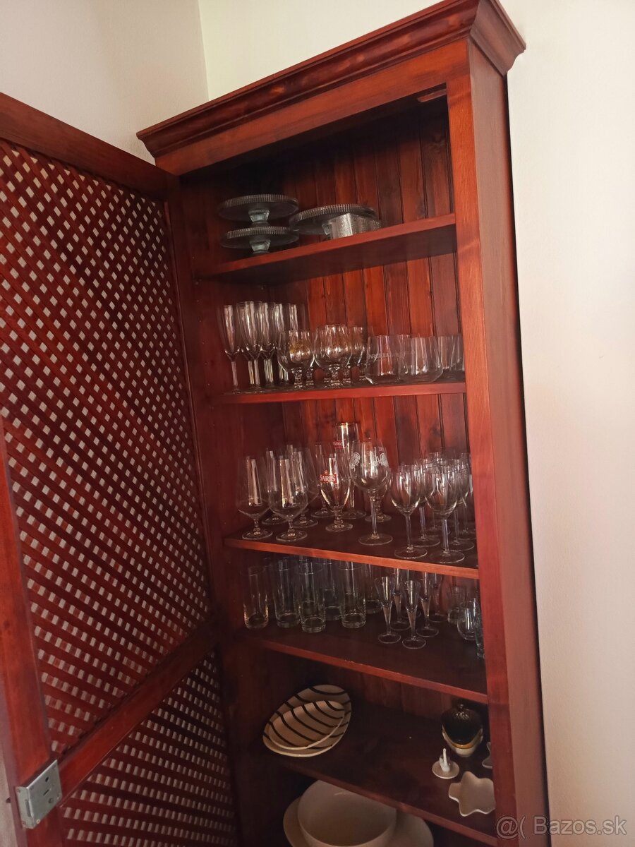 Policova skriňa z masívneho akáciového dreva