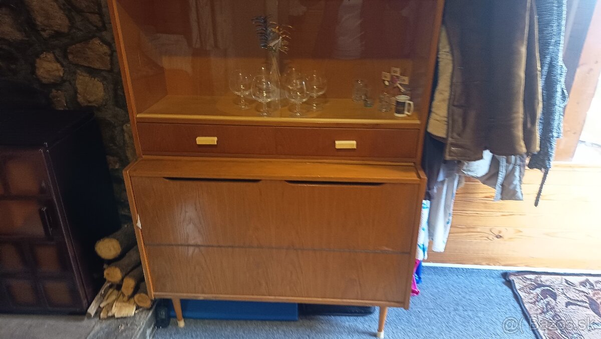 Perinaky 2 ks, sklenené skrinky,rozkladacia pohovka