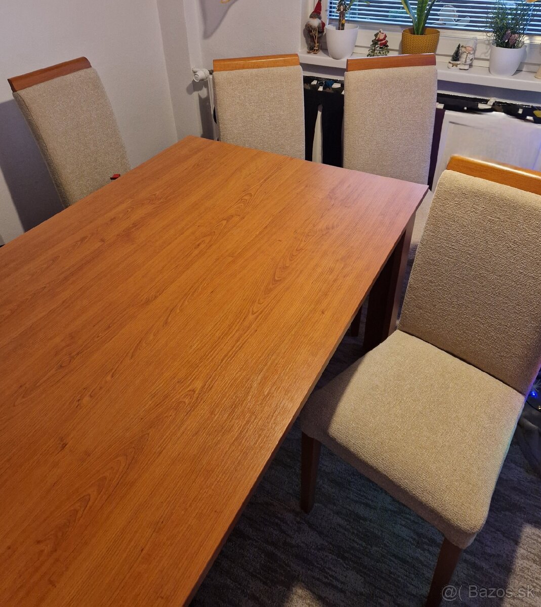 Jedálenský stôl so stoličkami