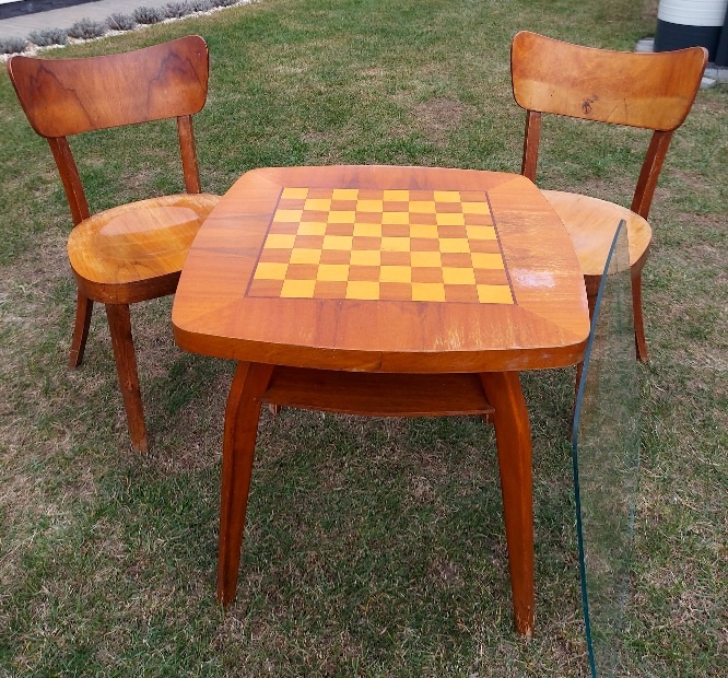 Šachový stôl so stoličkami