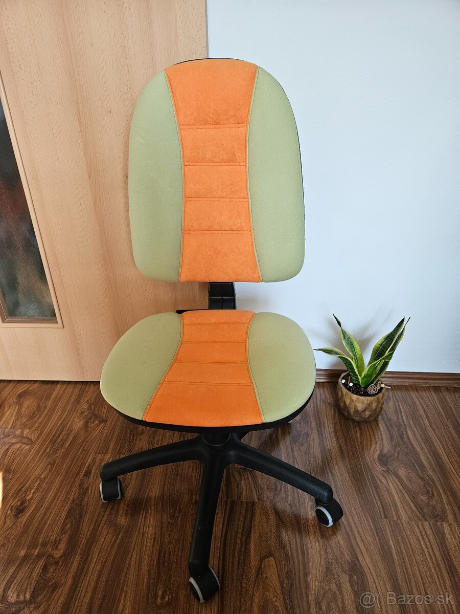 Predám študentskú stoličku k PC