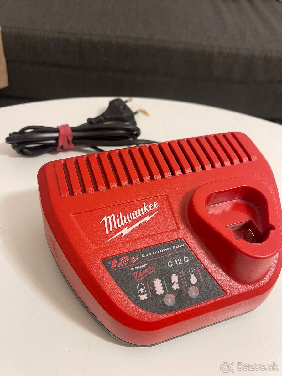 Milwaukee M12 nová nabíjacia stanica