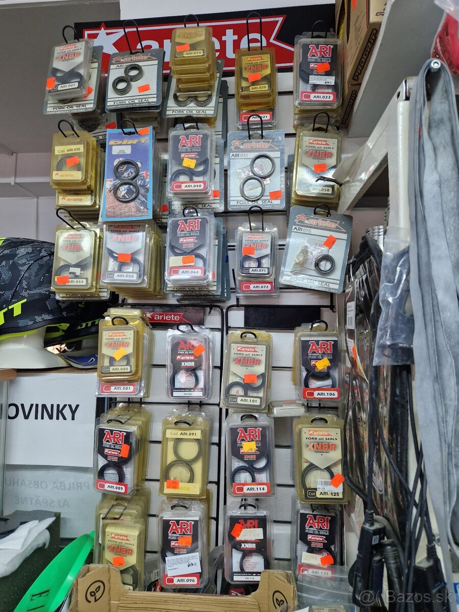 Predám tesnenia na prednú vidlu moto