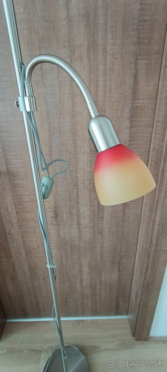 Stojaca kovová lampa
