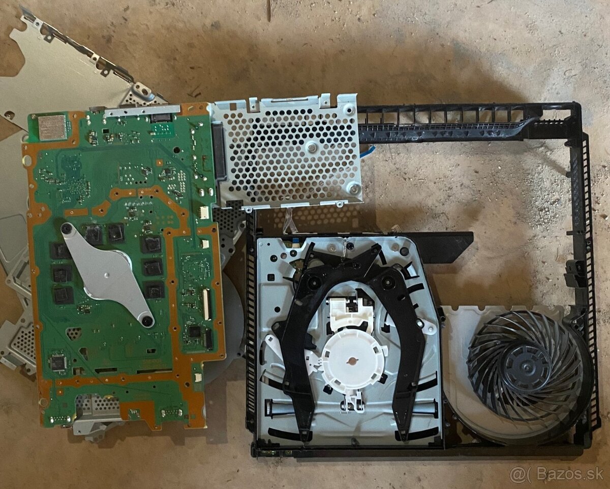 Predam nahradne diely na Playstation 4