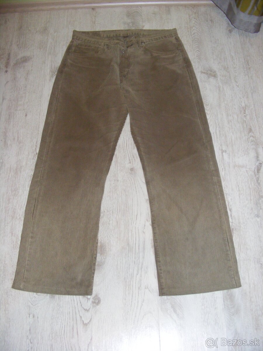 Pánske kordové džínsy a dámske džínsy Levi's