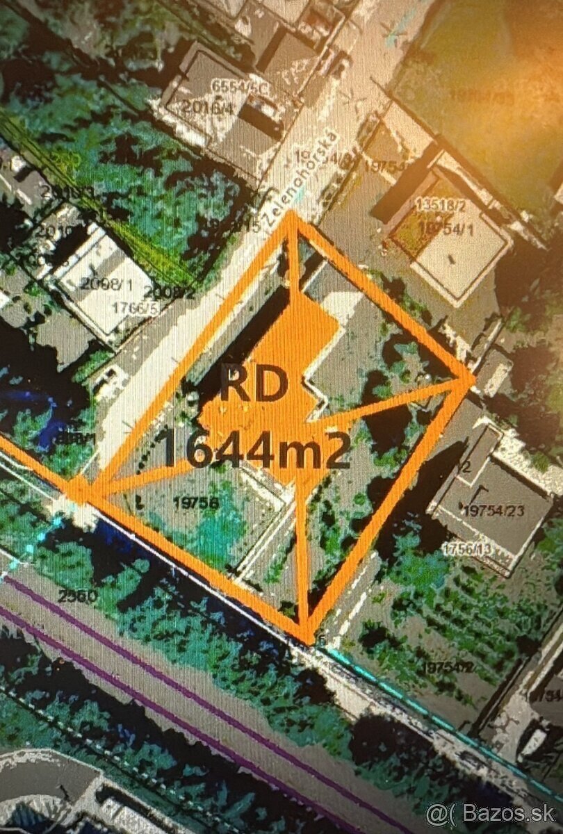 PREDÁME POZEMOK 1644m2 S RD V LAMAČI