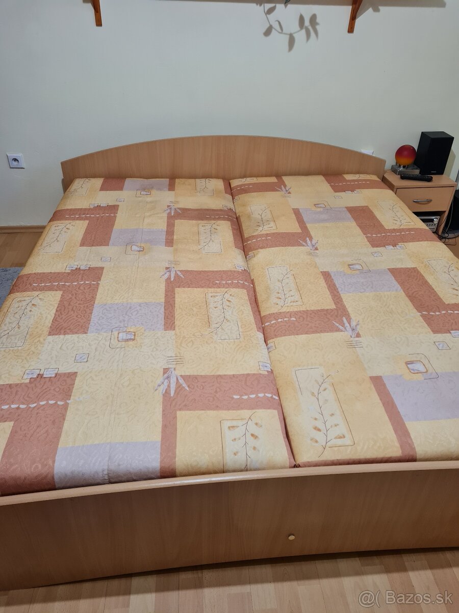 Manželská posteľ s úložným priestorom