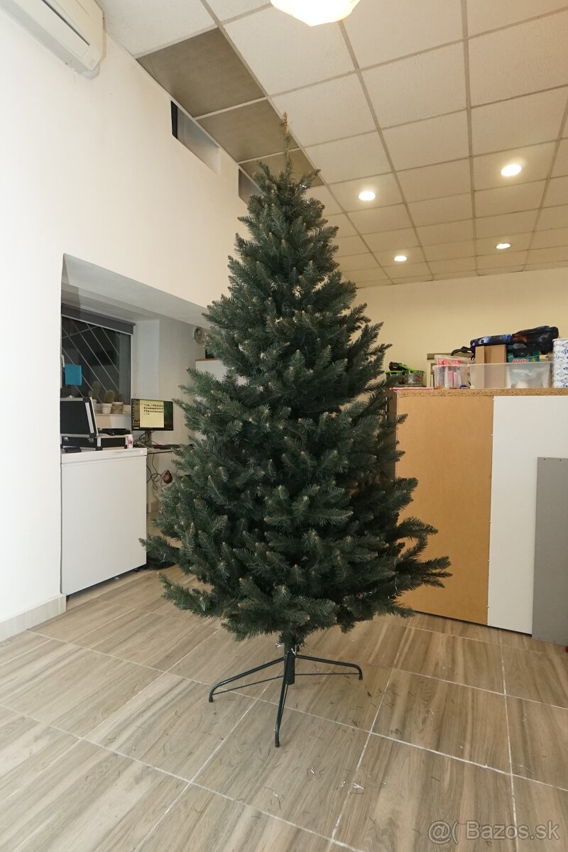Predám Luxusný Vianočný Stromček (225 cm)