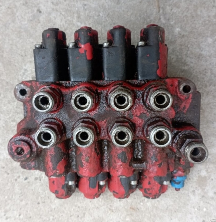 Hydraulicky rozvádzač 4 sekciovy
