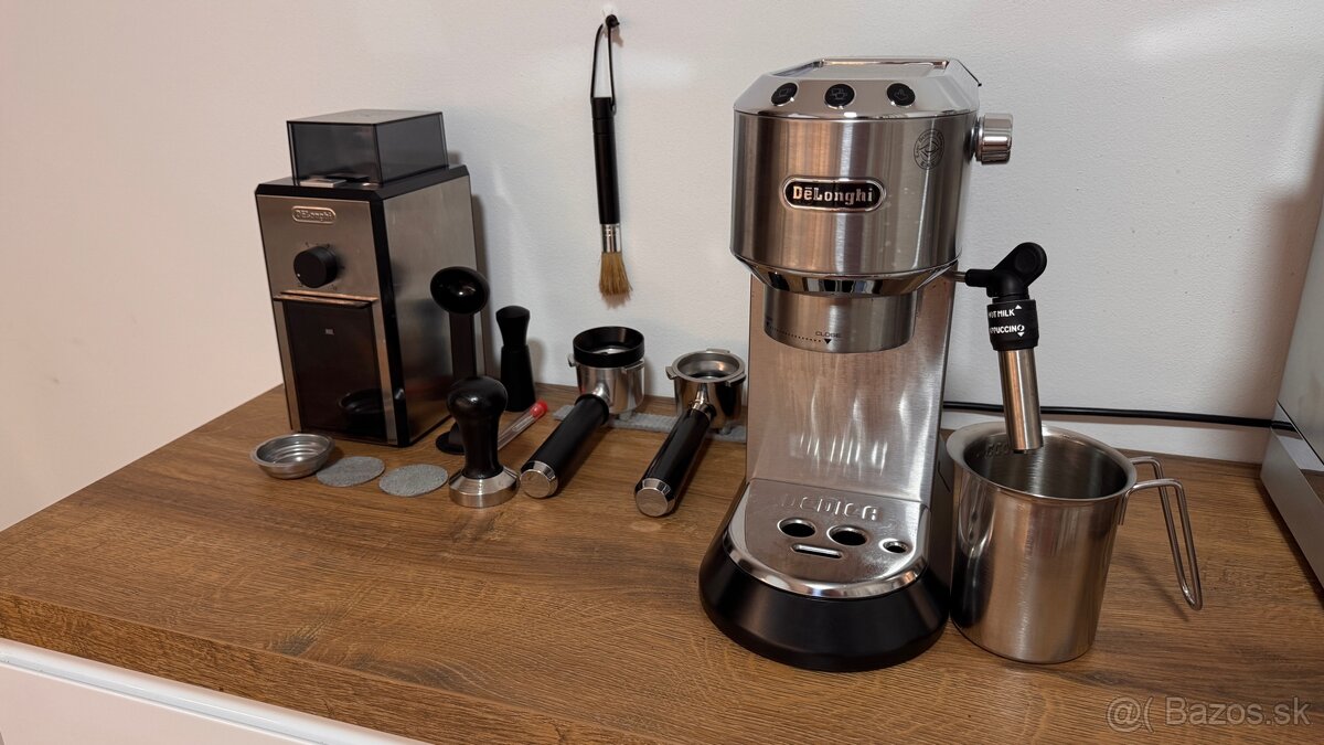 Pákový kávovar a mlynček Delonghi s príslušenstvom