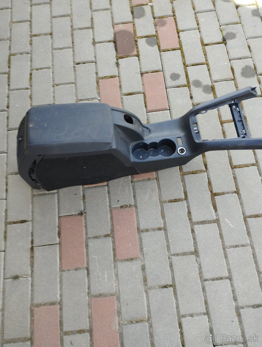 Stredový tunel a lakťová opierka octavia 2