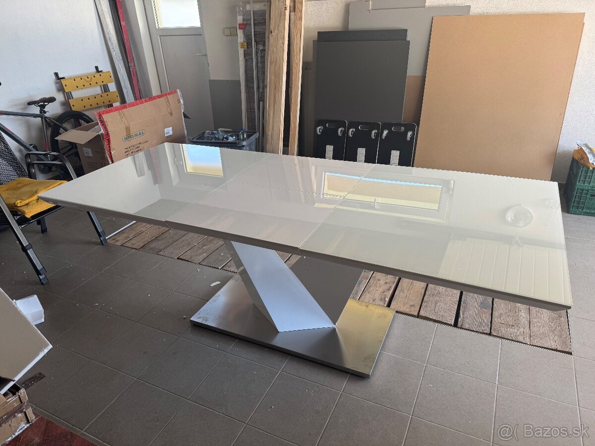 jedalensky stol nový s poškodením od výroby