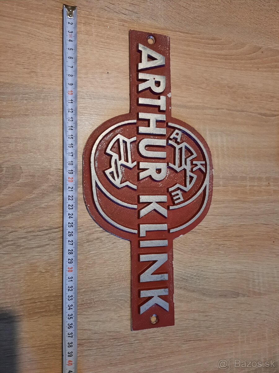 Veľké hliníkové štíty.