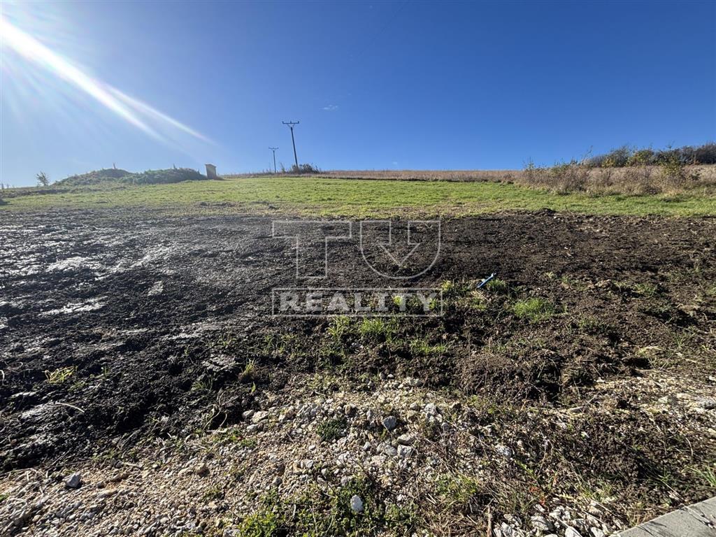 IBA U NÁS STAVEBNÝ POZEMOK 1399 m2 TRENČIANSKE MITICE