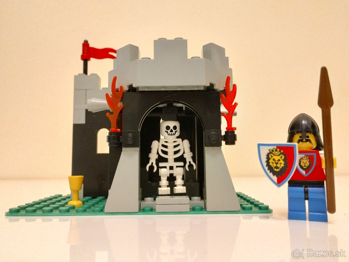 LEGO Castle 6036 Skeleton Surprise