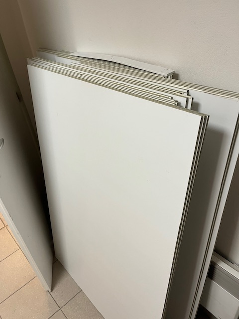 regále stojky zadné steny masív