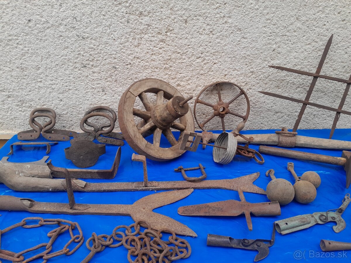 Staré historické ,rustikálne, kované náradie a pomôcky.