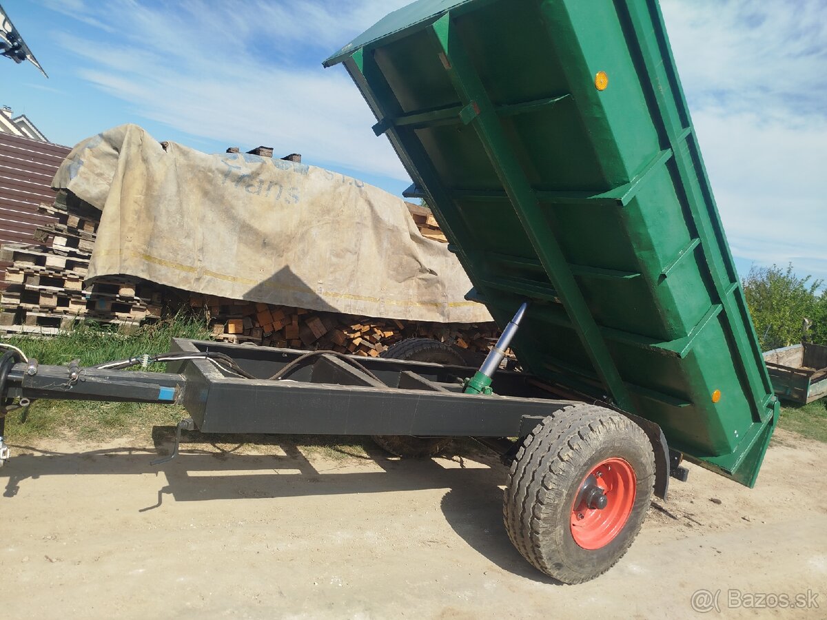 Vyklapacia vlečka za traktor
