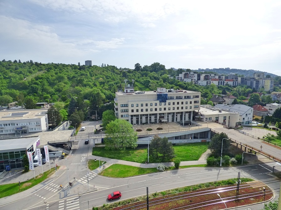 1-izbový, zariadený byt, výhodná poloha v BA - K.V.