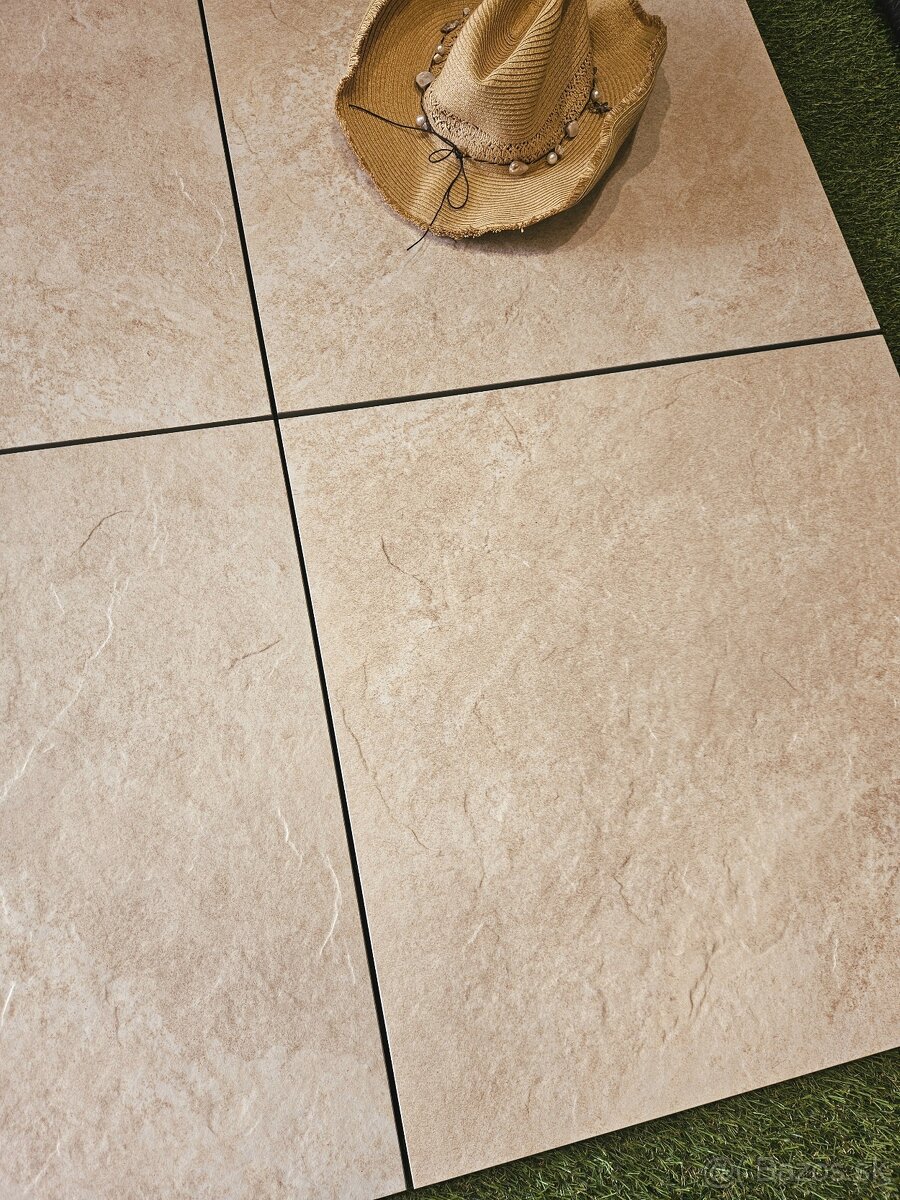 Dlažba na terč 60x60x2cm, pieskovo-bežova ako štiepany kameň