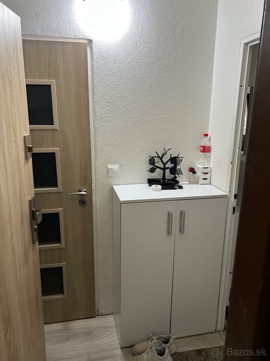 Prenajmem 1-izbový byt Vráble – Sídlisko Lúky