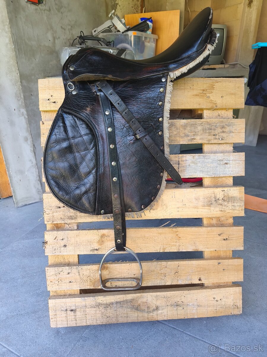 Staršie kožené anglické sedlo so strapcami