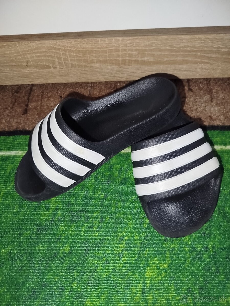 Adidas šľapky - veľkosť 29