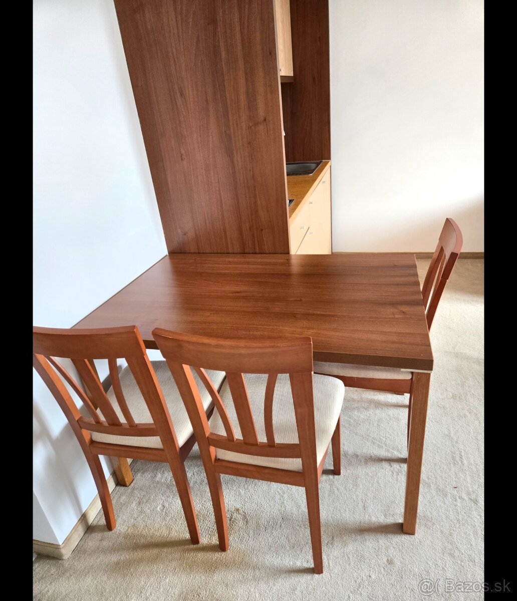 Jedalensky stol a stolicky