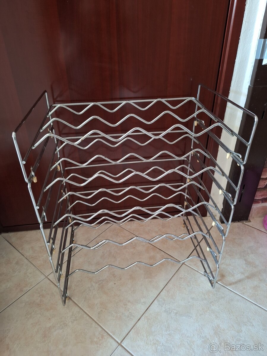 Kovový stojan na vína