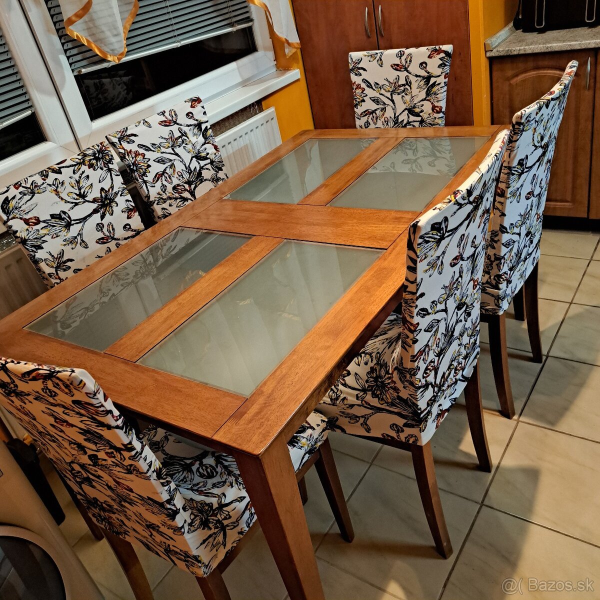 Jedálenský stôl so stoličkami