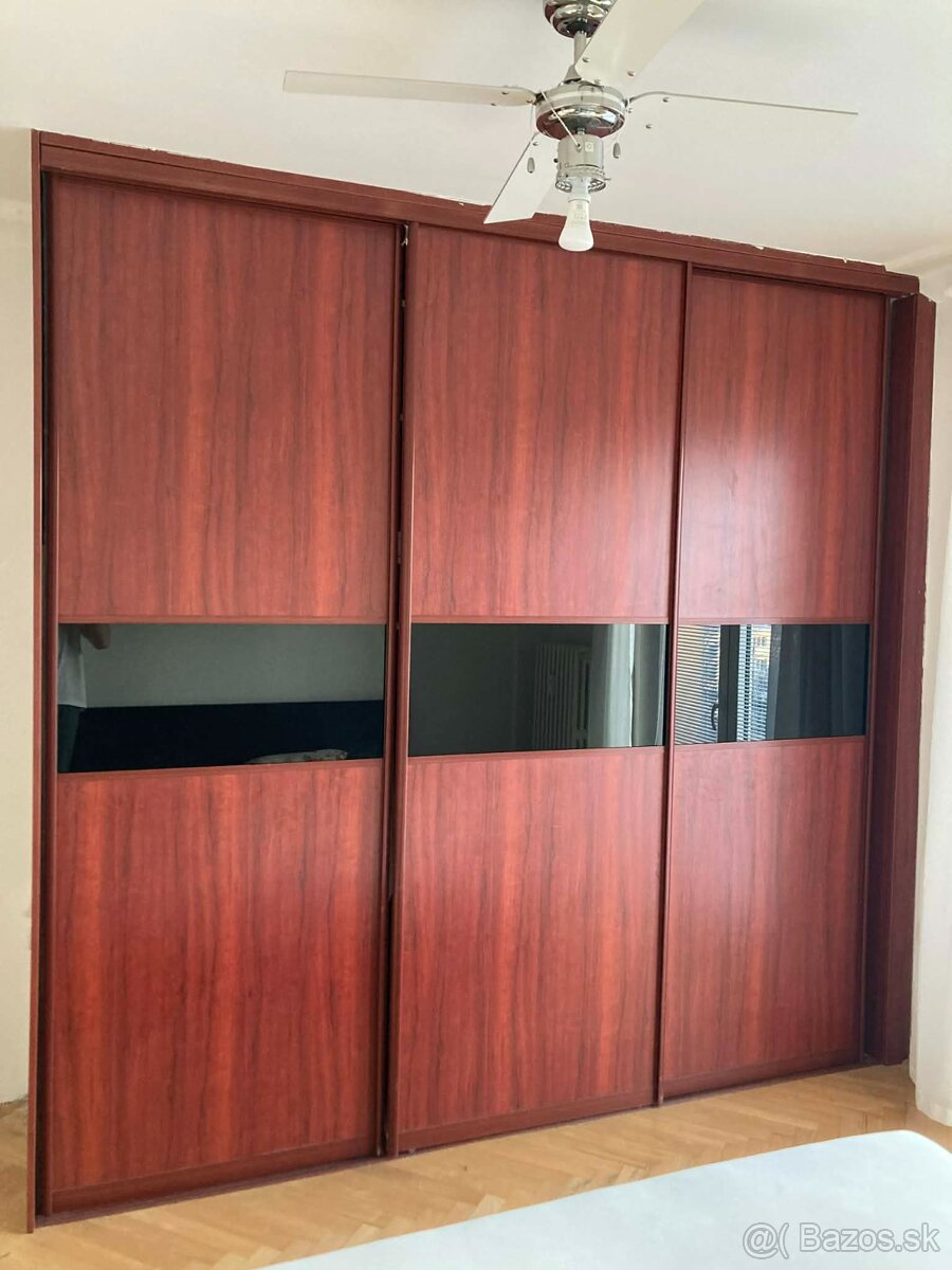 Šatníková skriňa