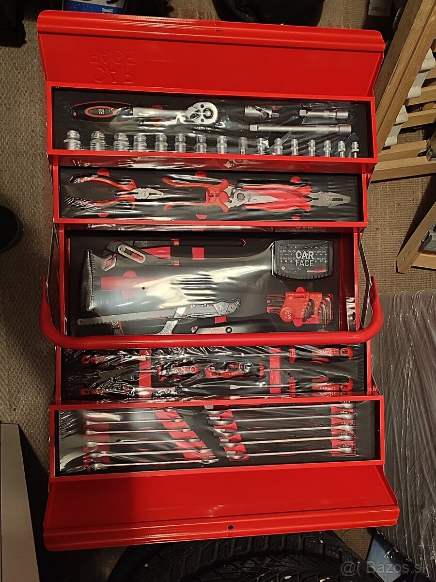 Kovovy kufrík s náradím