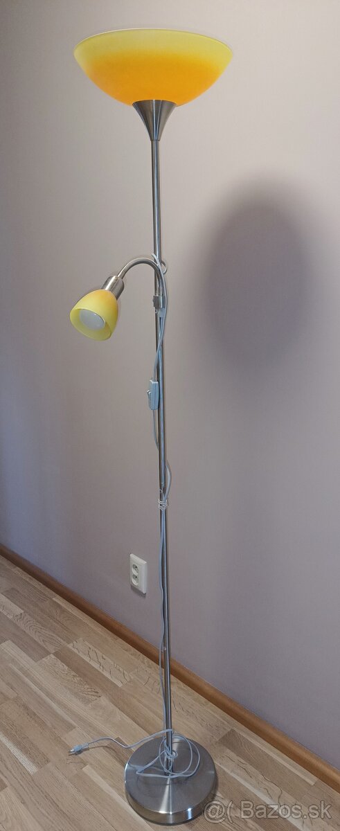 Minimálne používaná stojaca lampa