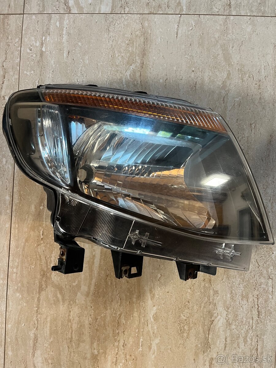Pravé predné svetlo Ford Ranger