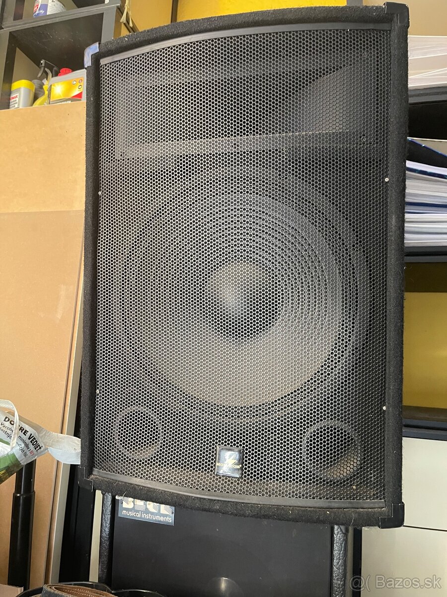 Reproduktory 250 W do PA systemu.