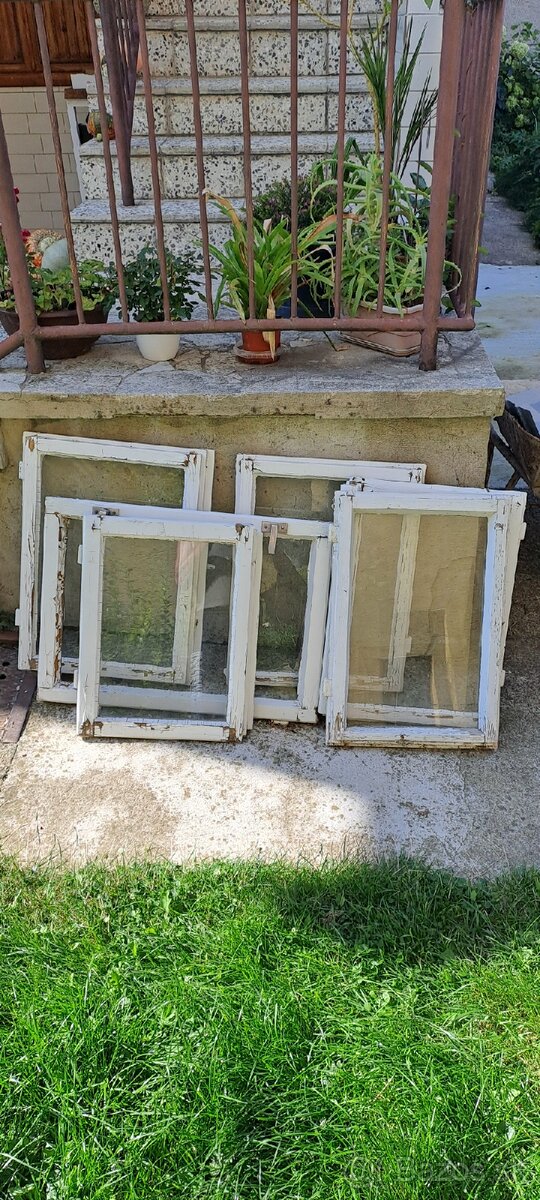 Darujem 6x male a 2x velke okna na hospodarsku budovu.