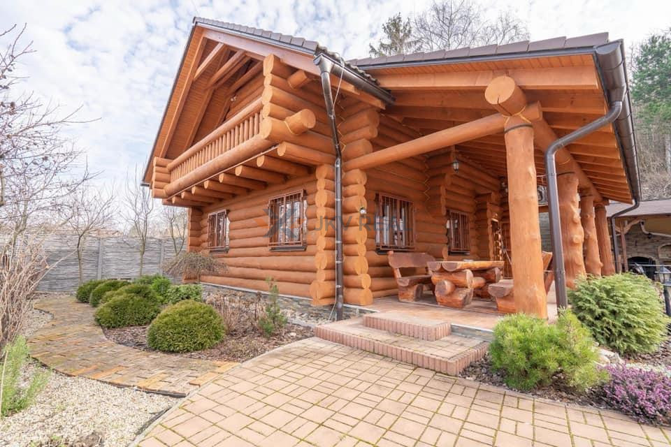 Luxusná zrubová chata s druhou murovanou stavbou – Posádka, 