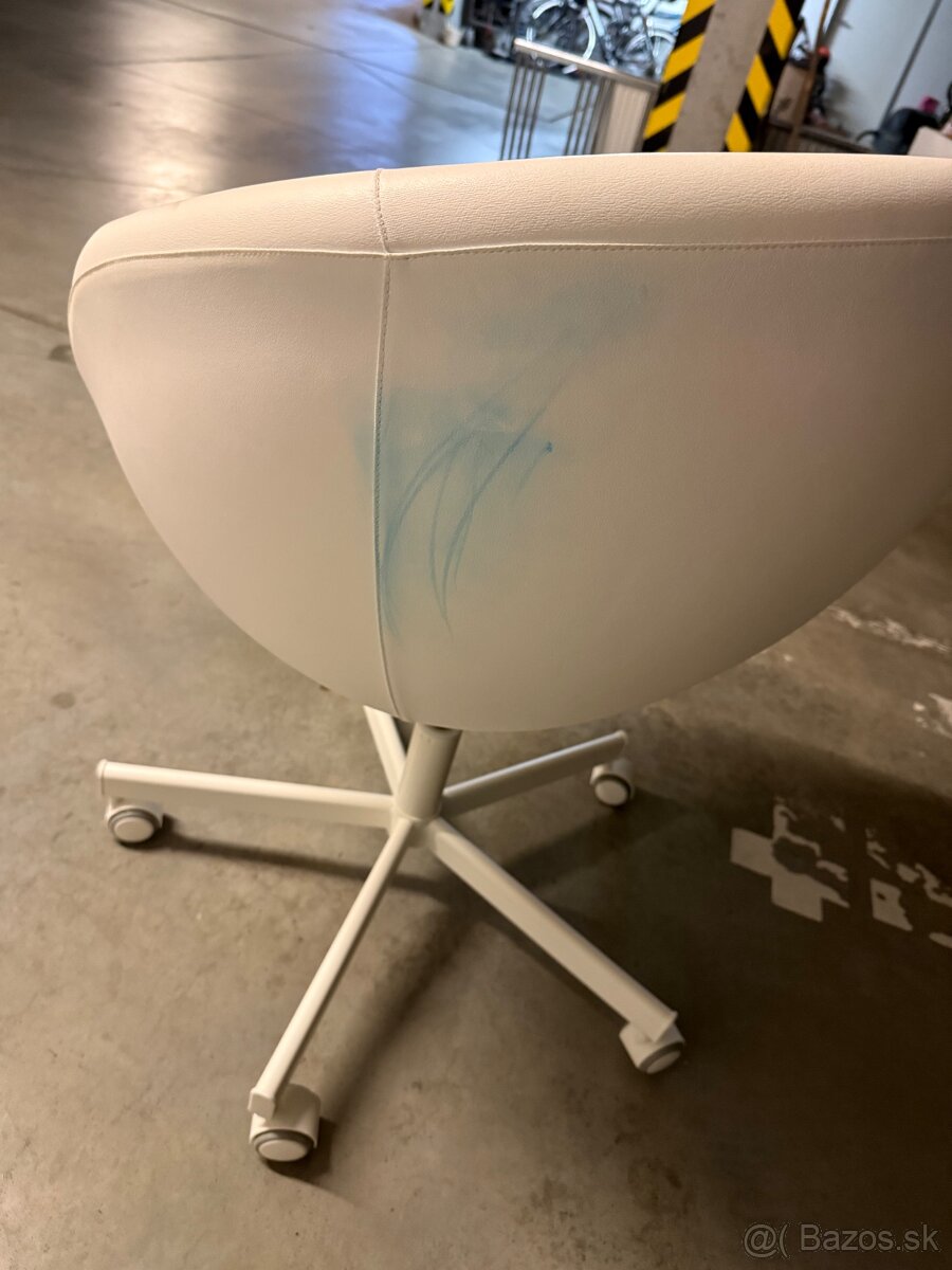 Bila kancelarska stolicka