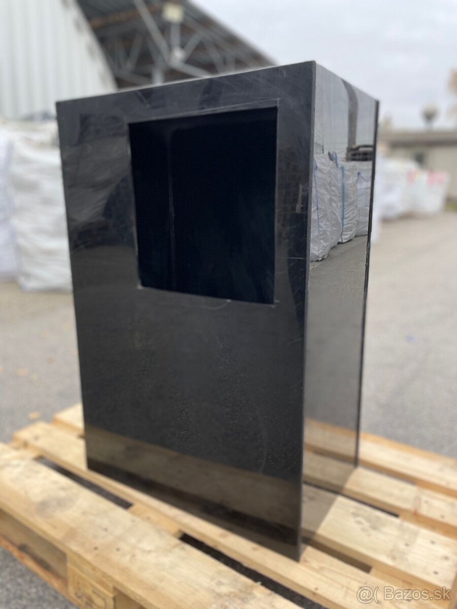 Plastová nádoba / nádrž s výpustom