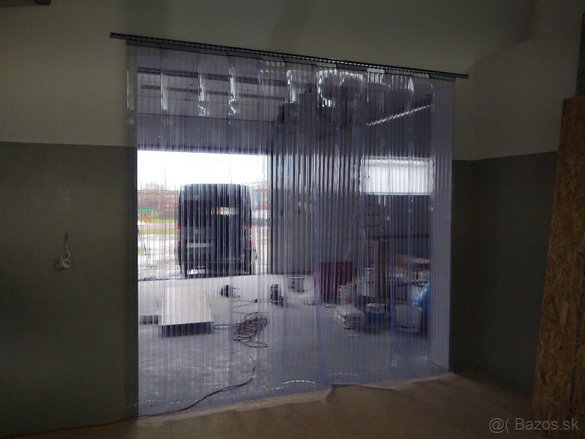 Protiprievanový záves z pvc fólie